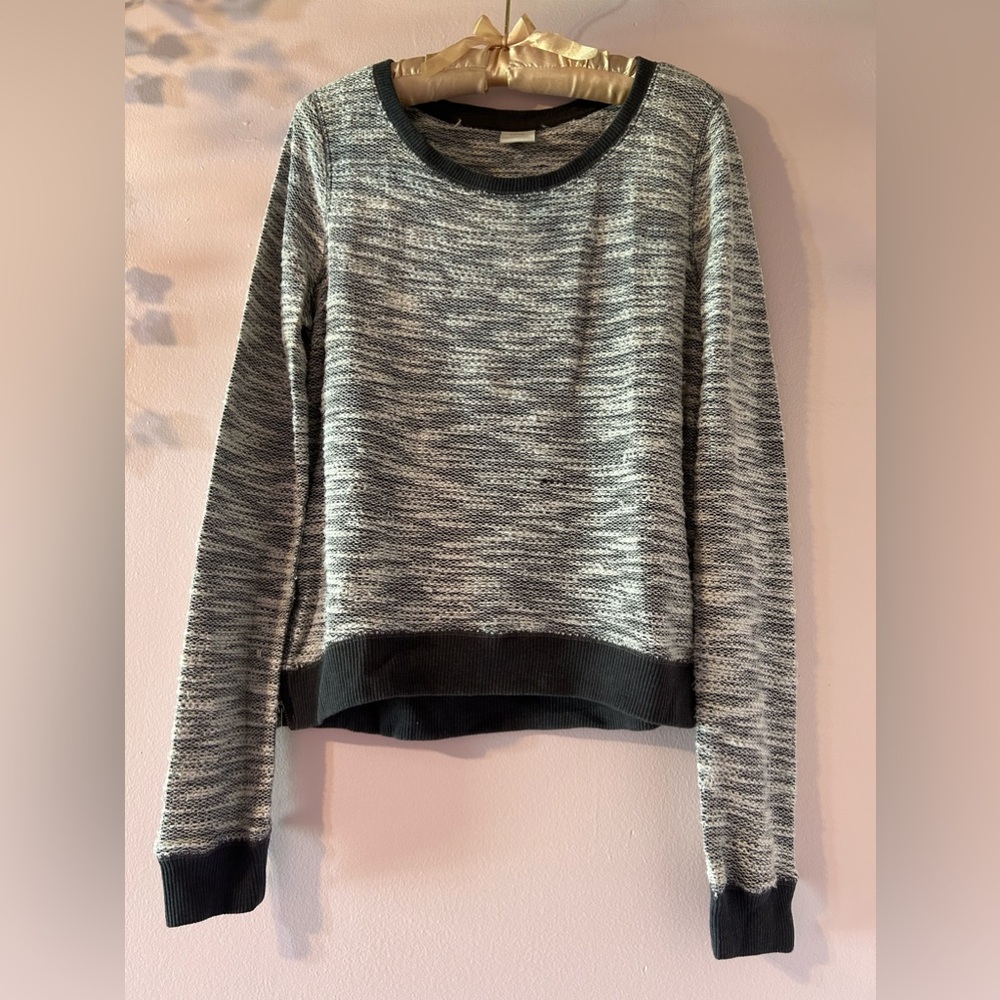 4$ SALE Abercrombie & Fitch knitted sweater. Grey and white, size medium